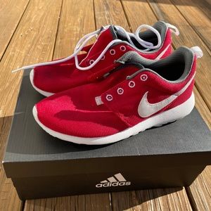 Nike Roshe Runs
Color: red